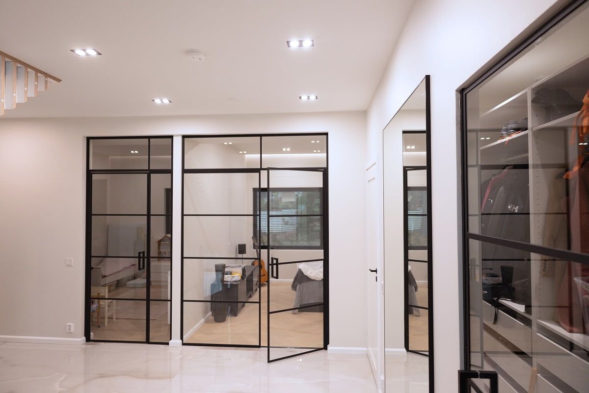 The entrance hall is not obscure, with glossy light flooring and plenty of TuplaKantti spotlights. © LedStore.fi